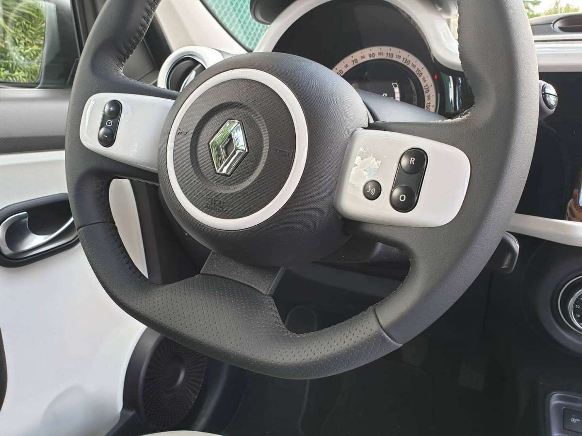 Renault Twingo volante con comandi