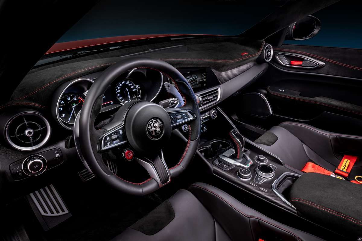 Alfa Romeo Giulia GTA, interni in stile racing