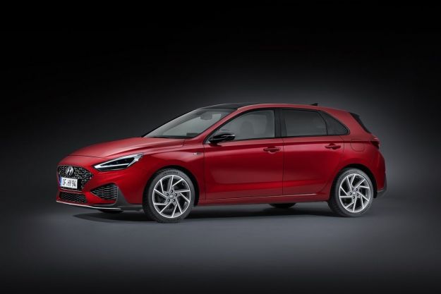 Nuova Hyundai i30 si rifà il look: adesso è più elegante e anche in versione ibrida