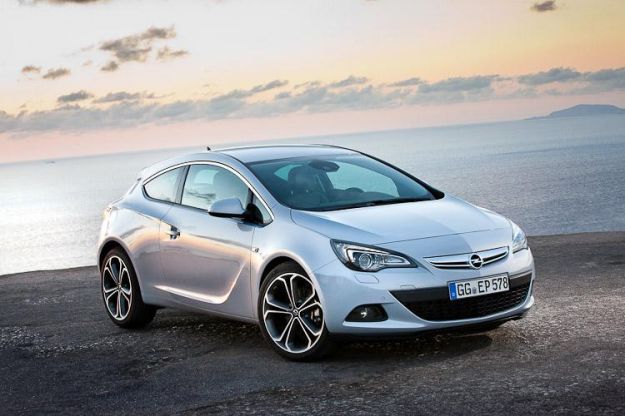 Opel Astra GTC: prezzi, motori e prestazioni della coupé sportiva [FOTO e VIDEO]