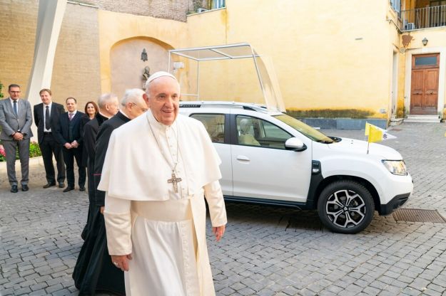 papa Francesco con la Dacia Duster