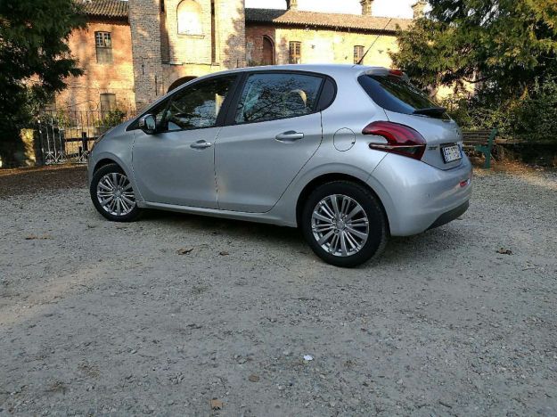 Peugeot 208 GPL 2017, prova su strada: prezzo, consumi e allestimenti [FOTO]