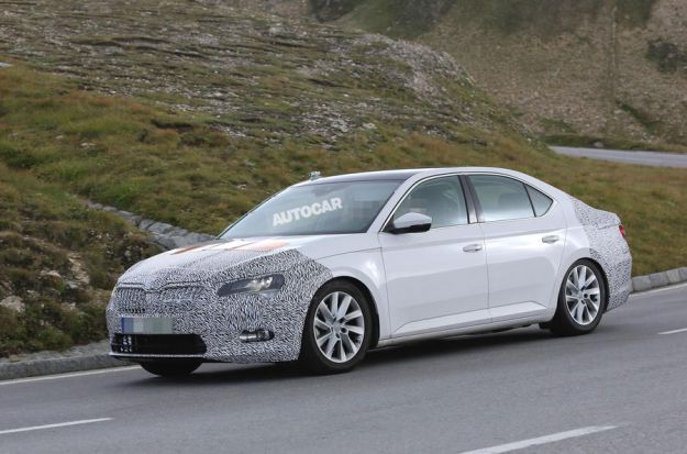 Skoda Superb 2017: foto spia del restyling [FOTO]