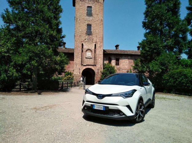 toyota c hr prova su strada