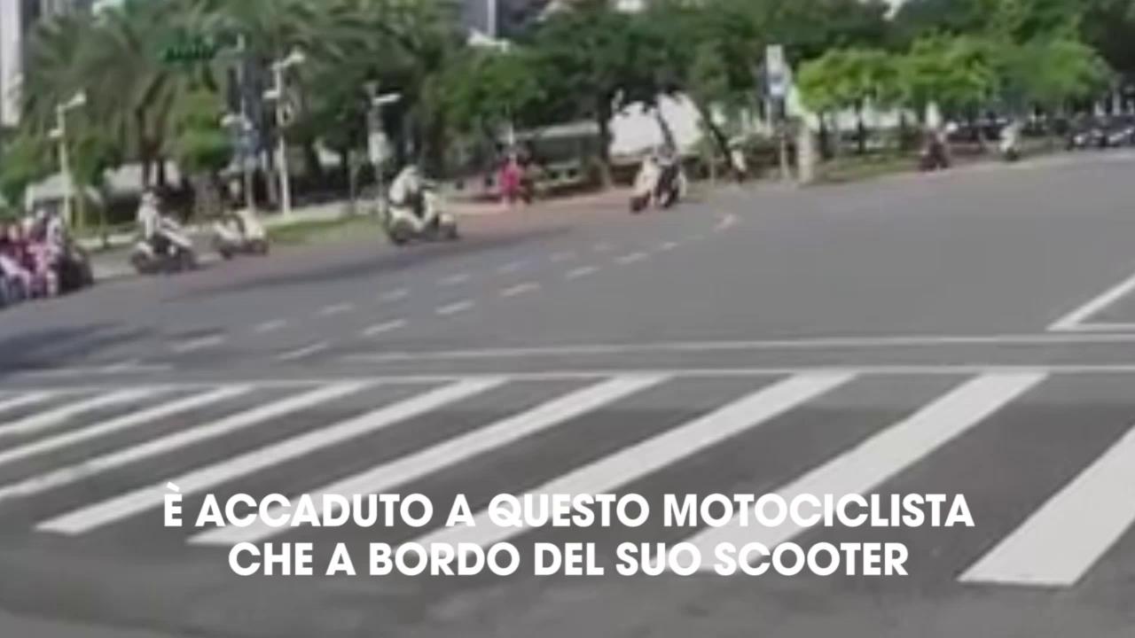 Terribile incidente tra due scooter a Taiwan